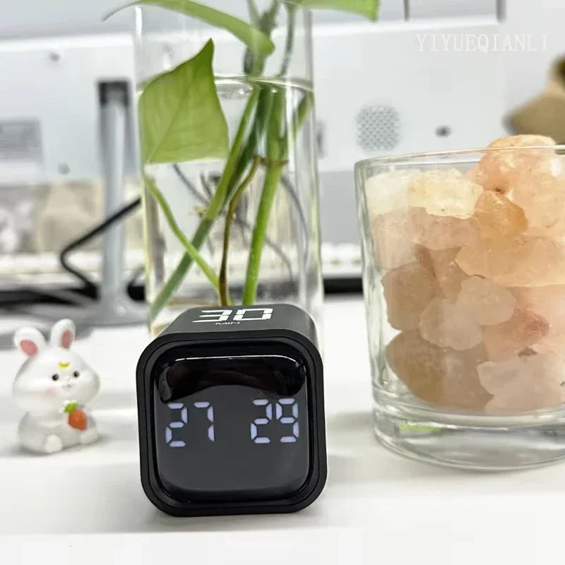 Lockin Cube Pro LED on a desk